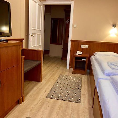 Hotel Borostyán Panzió Kaposvár Esterno foto