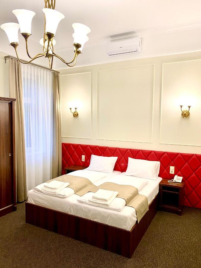 Hotel Borostyán Panzió Kaposvár Esterno foto