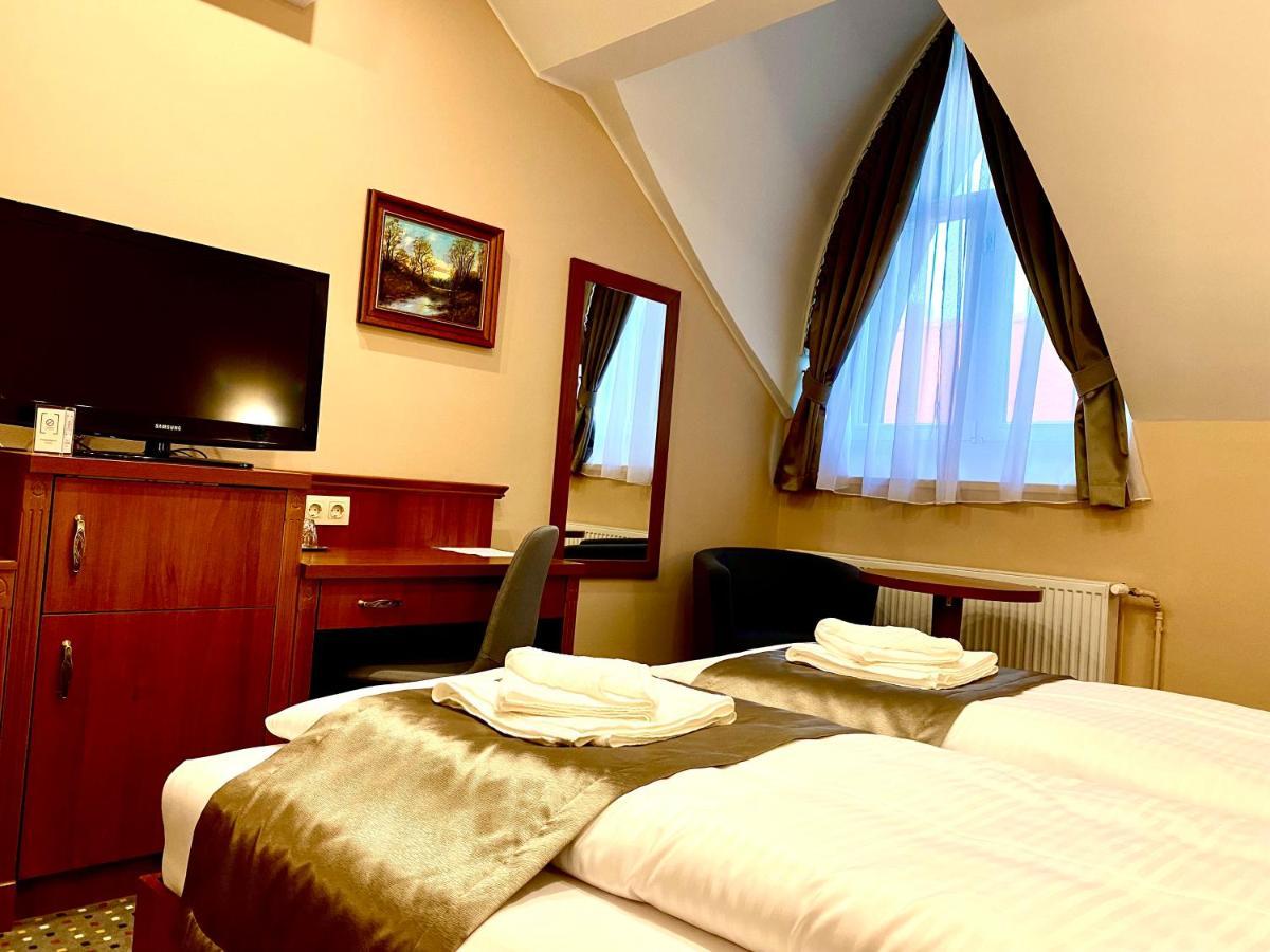 Hotel Borostyán Panzió Kaposvár Esterno foto
