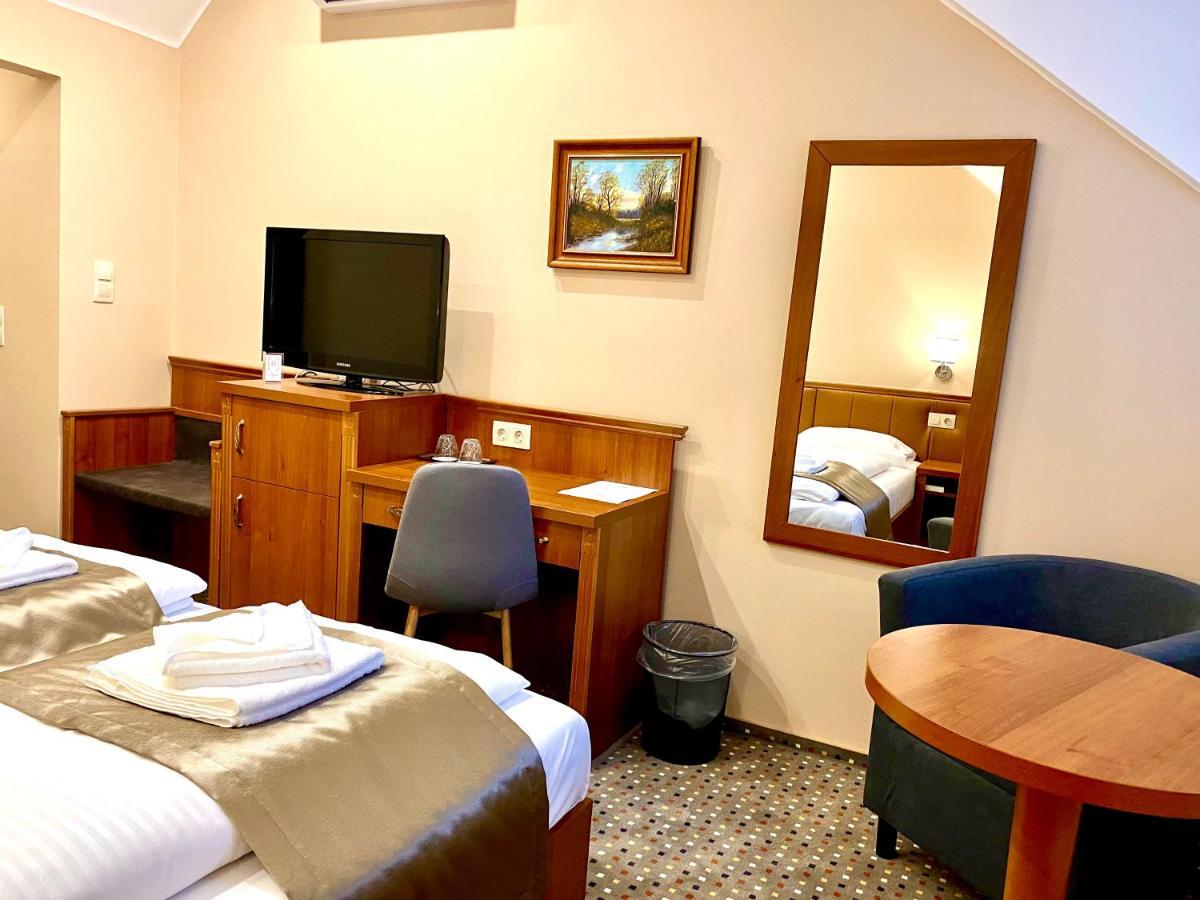 Hotel Borostyán Panzió Kaposvár Esterno foto