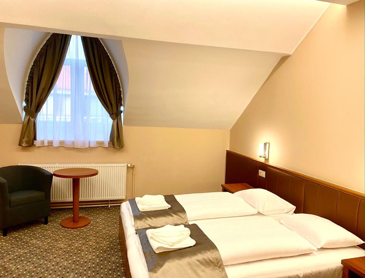 Hotel Borostyán Panzió Kaposvár Esterno foto