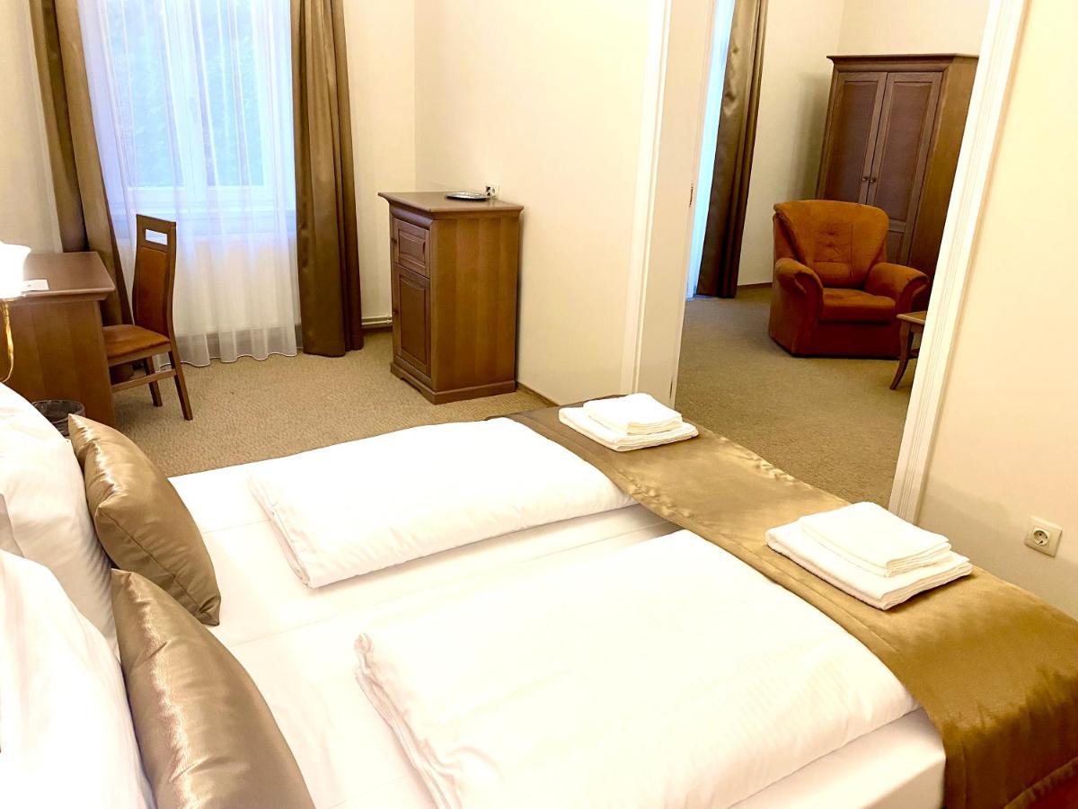 Hotel Borostyán Panzió Kaposvár Esterno foto