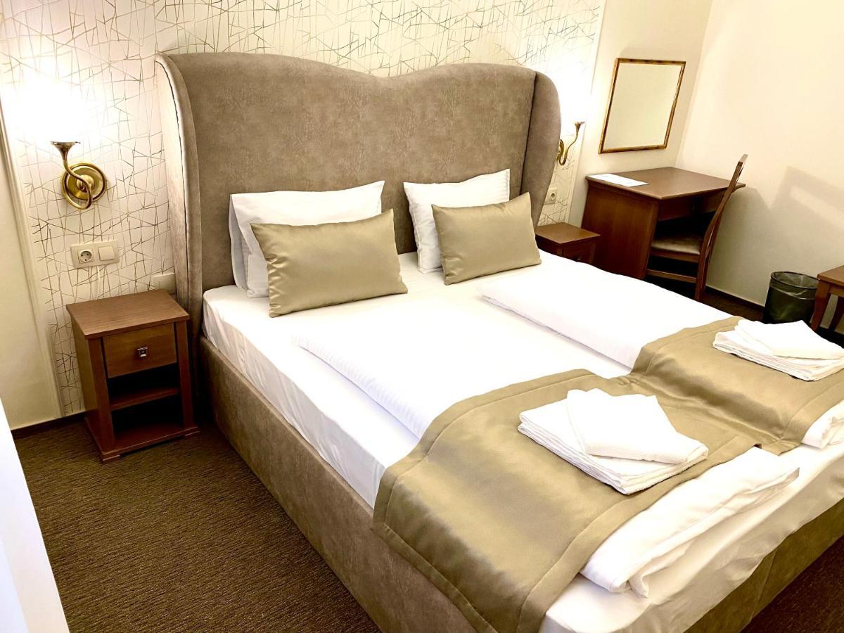 Hotel Borostyán Panzió Kaposvár Esterno foto