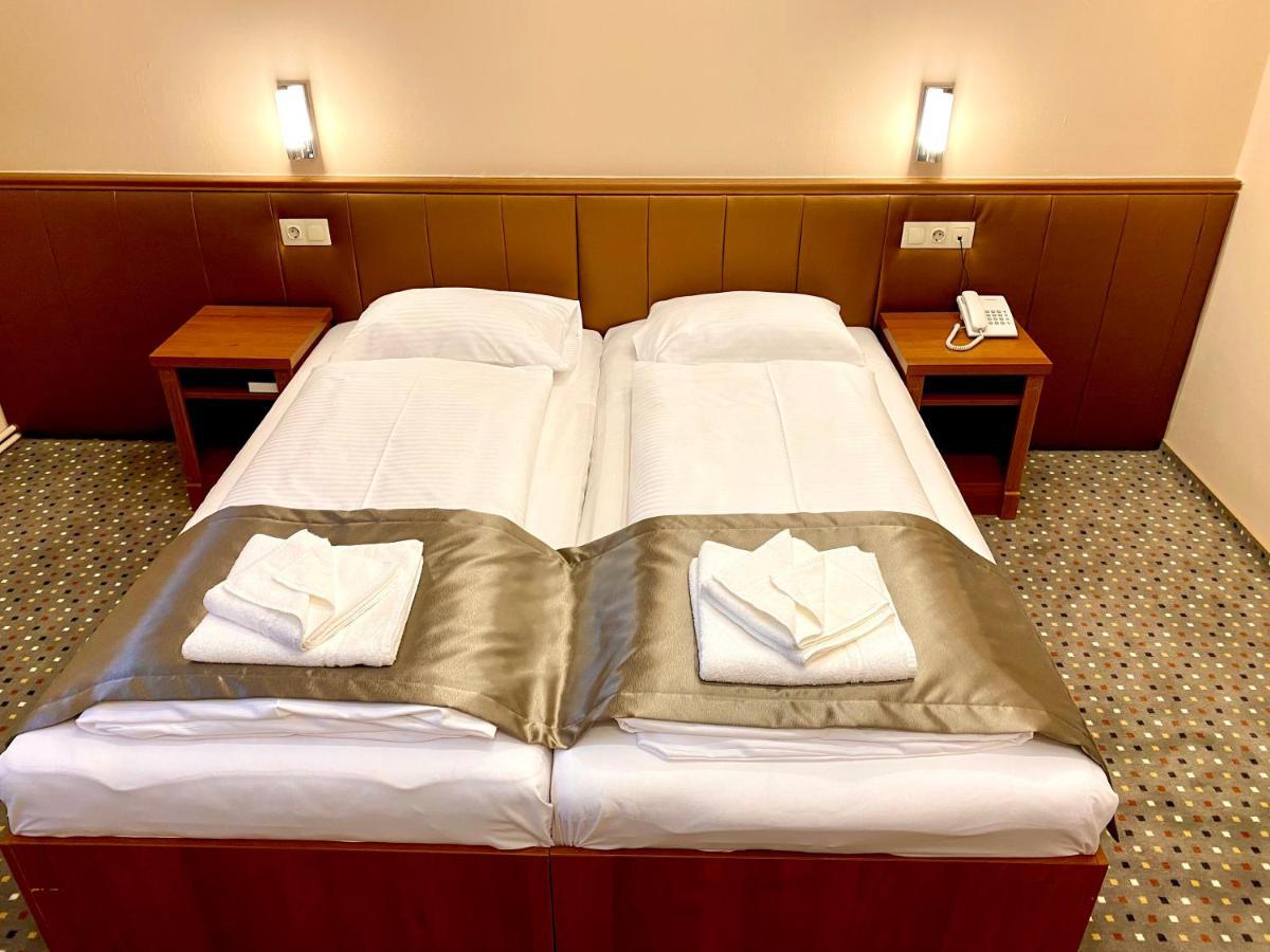 Hotel Borostyán Panzió Kaposvár Esterno foto