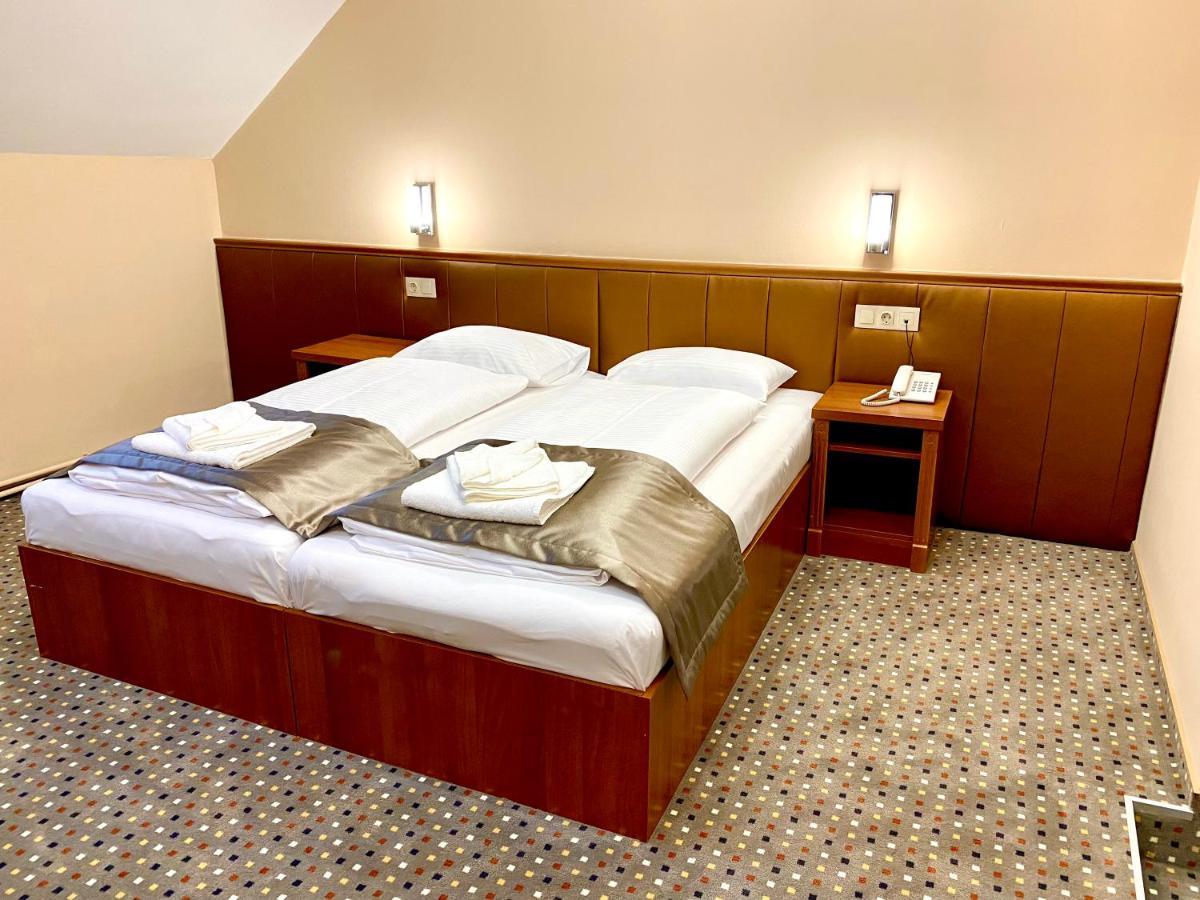 Hotel Borostyán Panzió Kaposvár Esterno foto