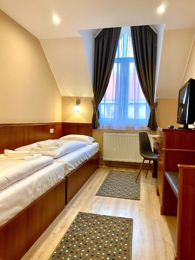 Hotel Borostyán Panzió Kaposvár Esterno foto