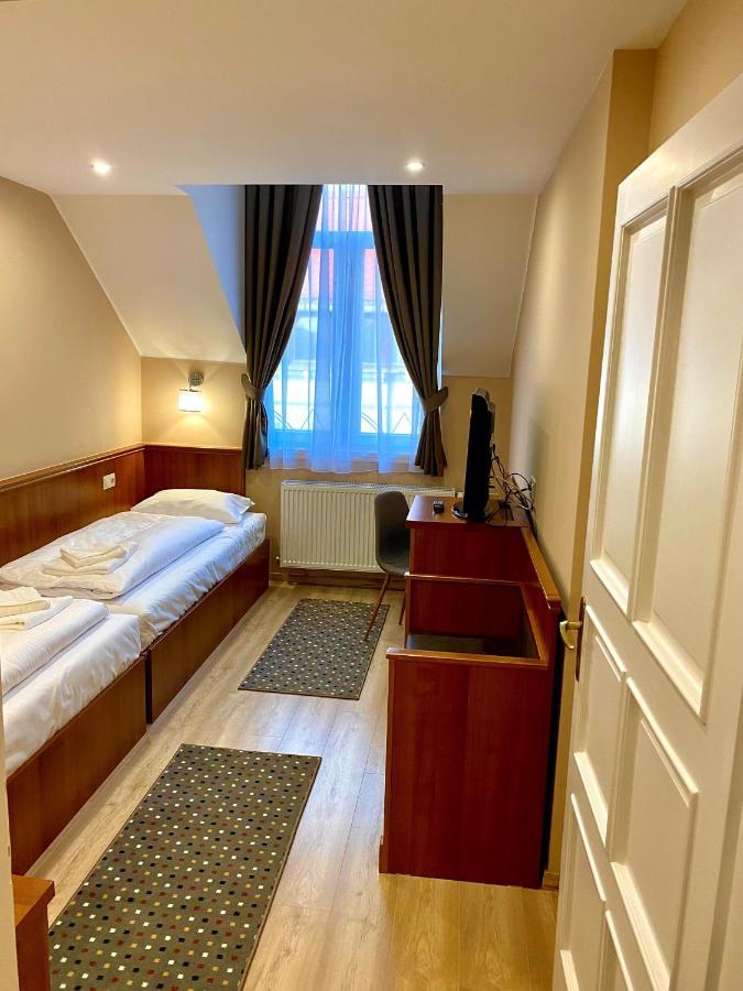 Hotel Borostyán Panzió Kaposvár Esterno foto