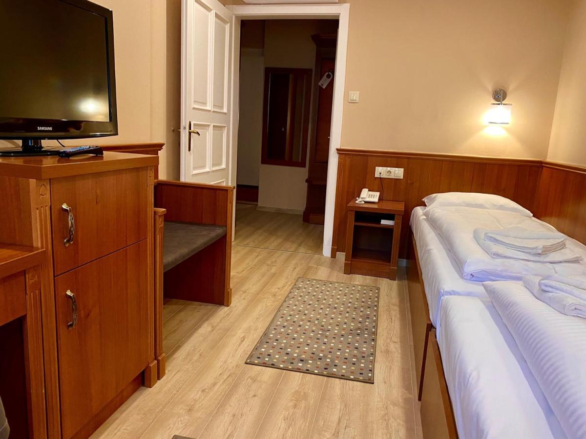 Hotel Borostyán Panzió Kaposvár Esterno foto